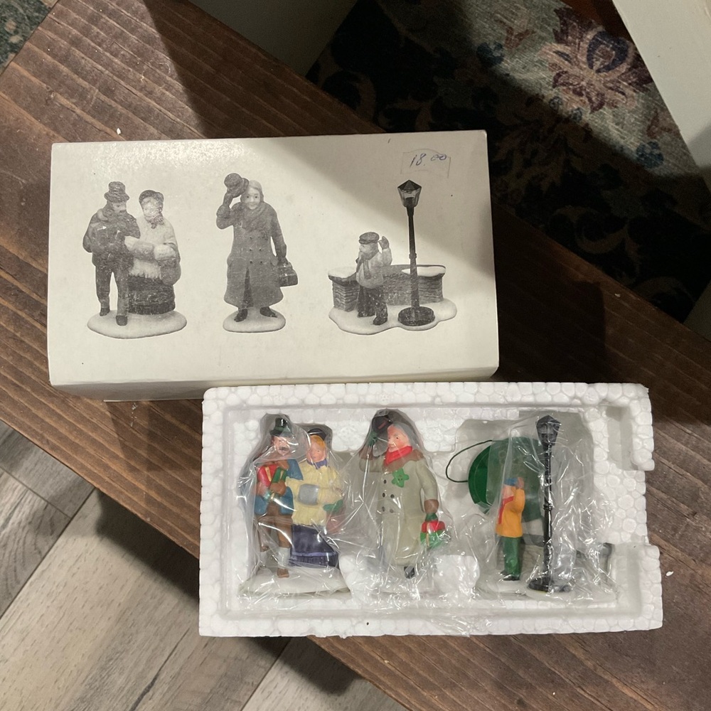 'A Christmas Carol Morning' Set dept 56 - Picture 2 of 2